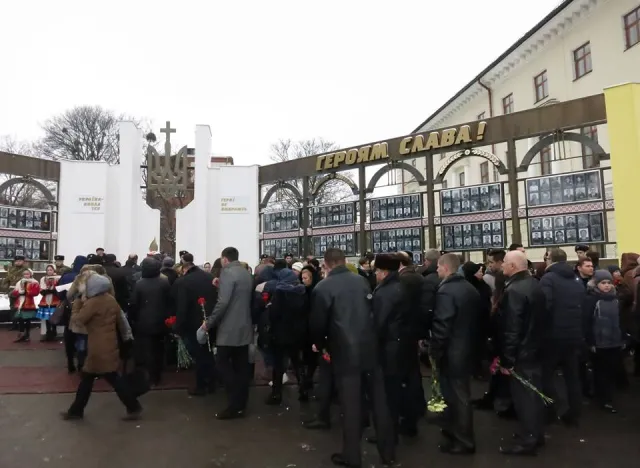 У Хмельницькому на майдані Незалежності вшанували пам'ять Героїв Небесної сотні — фото 3