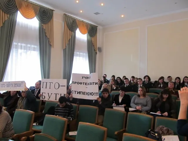 У Кам'янці-Подільському освітяни вийшли на акцію протесту — фото 2