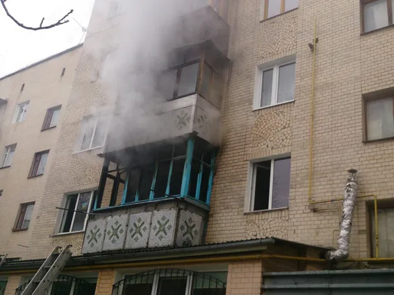 В Кам'янці-Подільському під час пожежі загинула людина. П'ятьох вдалось врятувати — фото 1