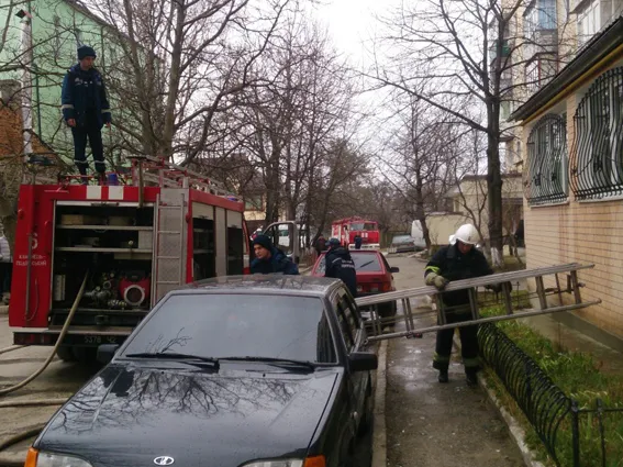В Кам'янці-Подільському під час пожежі загинула людина. П'ятьох вдалось врятувати — фото 4