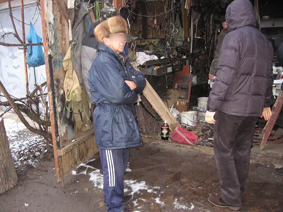 Житель Старокостянтинова у своєму гаражі влаштував наркопритон. Тепер йому загрожує п'ять років в'язниці — фото 1