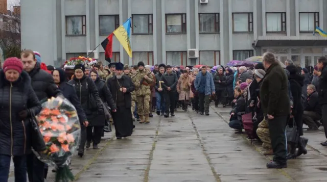 Жителі Шепетівки попрощалися із бійцем АТО Олександром Тимошишиним — фото 1