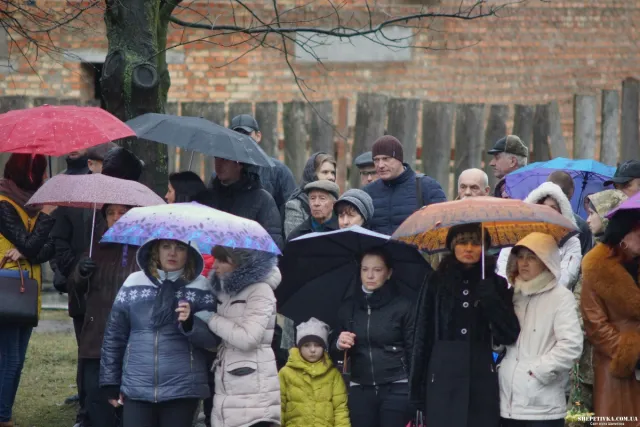 Жителі Шепетівки попрощалися із бійцем АТО Олександром Тимошишиним — фото 2