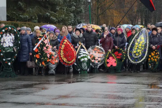 Жителі Шепетівки попрощалися із бійцем АТО Олександром Тимошишиним — фото 3