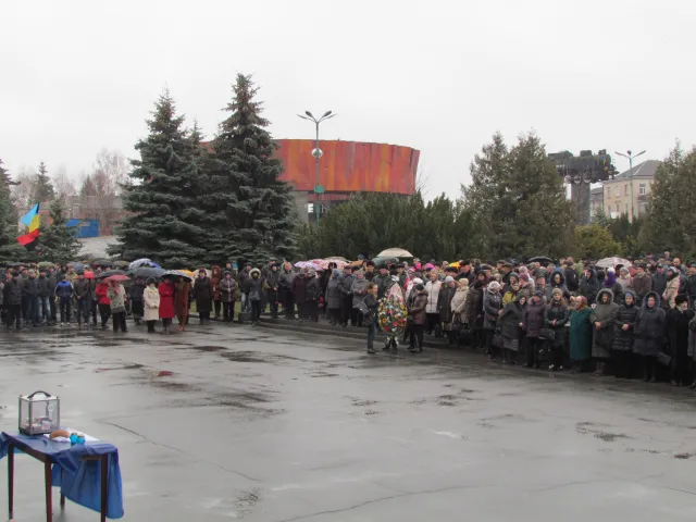 Жителі Шепетівки попрощалися із бійцем АТО Олександром Тимошишиним — фото 4