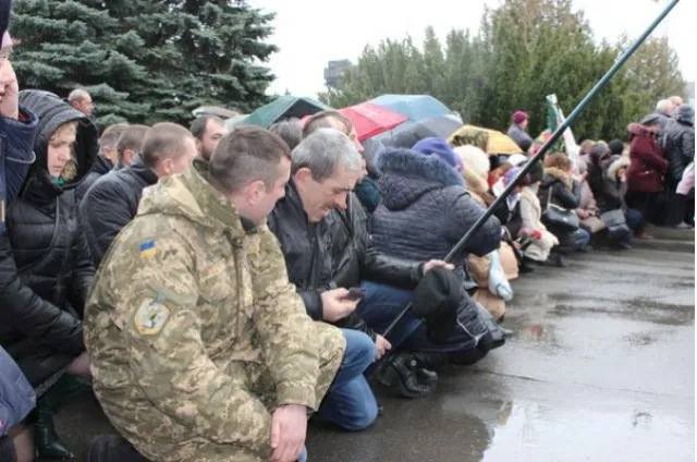Жителі Шепетівки попрощалися із бійцем АТО Олександром Тимошишиним — фото 6