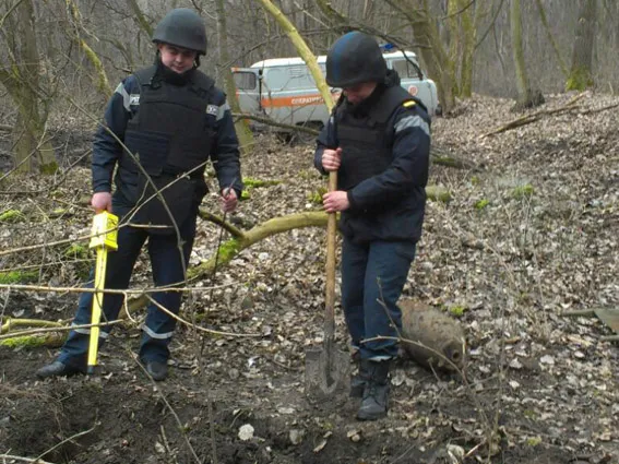 В Чемеровецком районе пиротехники обезвредили 100-килограммовую авиационную бомбу — фото 1