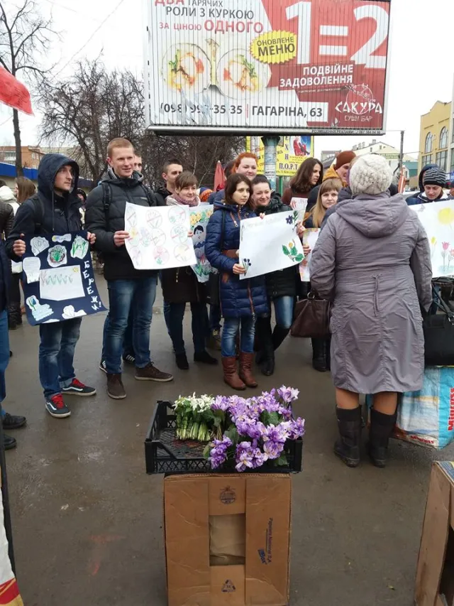 Кам'янецька поліція продовжує боротися із продавцями первоцвітів — фото 1