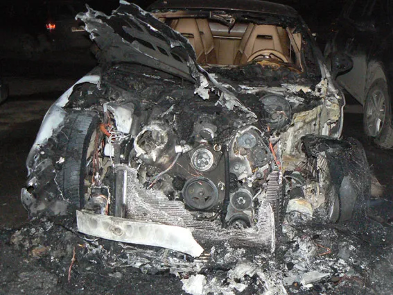 На одной из автостоянок Хмельницкого едва не сгорело шесть авто, вероятно - из-за поджога — фото 1