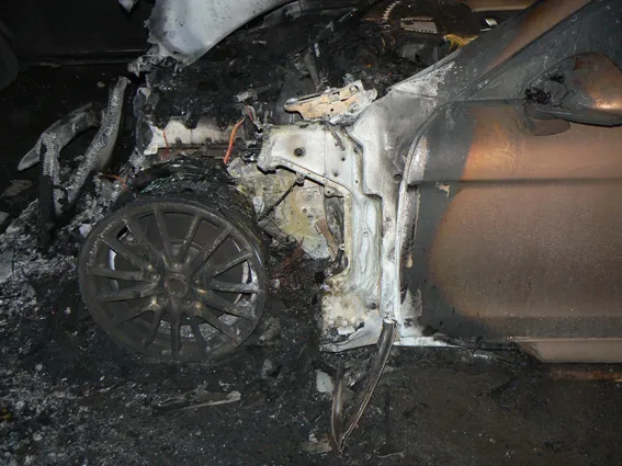 На одной из автостоянок Хмельницкого едва не сгорело шесть авто, вероятно - из-за поджога — фото 2