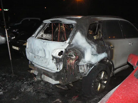 На одной из автостоянок Хмельницкого едва не сгорело шесть авто, вероятно - из-за поджога — фото 4