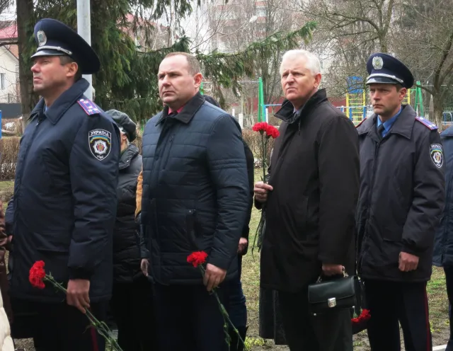 У Хмельницькому встановили меморіальну дошку загиблому в АТО правоохоронцю — фото 2