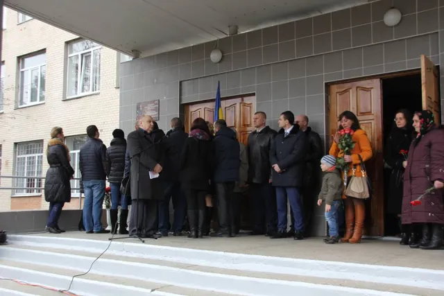 У Хмельницькому встановили меморіальну дошку загиблому в АТО правоохоронцю — фото 12