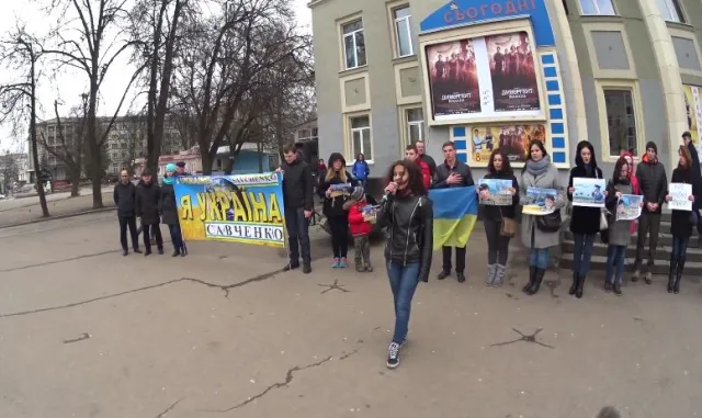 В Хмельницком устроили акцию в поддержку Надежды Савченко — фото 2