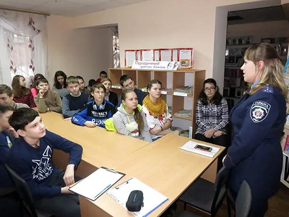 Хмельницькі поліцейські продовжують проводити профілактичні бесіди з підлітками — фото 1