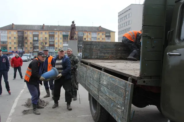Міська рада все ж виграла суд проти орендаря, який облаштував автостоянку на привокзальній площі. Сьогодні демонтували огорожі платної стоянки — фото 1