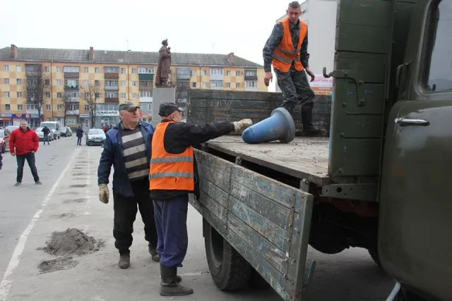 Міська рада все ж виграла суд проти орендаря, який облаштував автостоянку на привокзальній площі. Сьогодні демонтували огорожі платної стоянки — фото 2