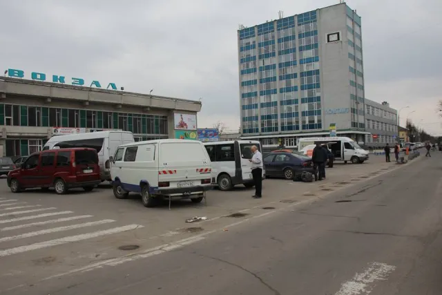 Міська рада все ж виграла суд проти орендаря, який облаштував автостоянку на привокзальній площі. Сьогодні демонтували огорожі платної стоянки — фото 11