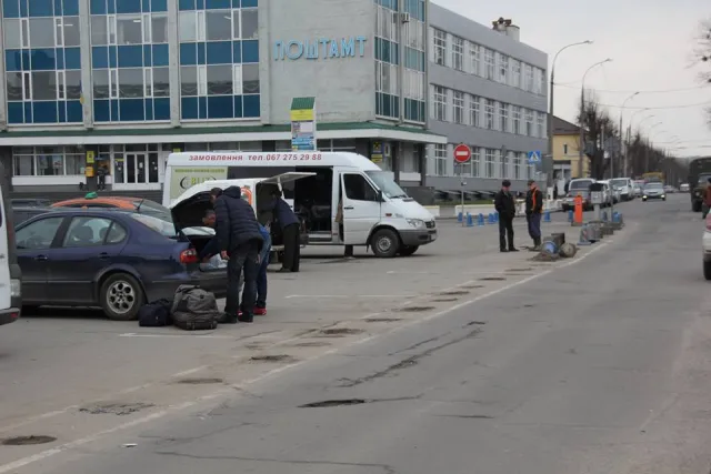 Міська рада все ж виграла суд проти орендаря, який облаштував автостоянку на привокзальній площі. Сьогодні демонтували огорожі платної стоянки — фото 12