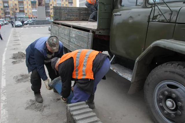Міська рада все ж виграла суд проти орендаря, який облаштував автостоянку на привокзальній площі. Сьогодні демонтували огорожі платної стоянки — фото 3