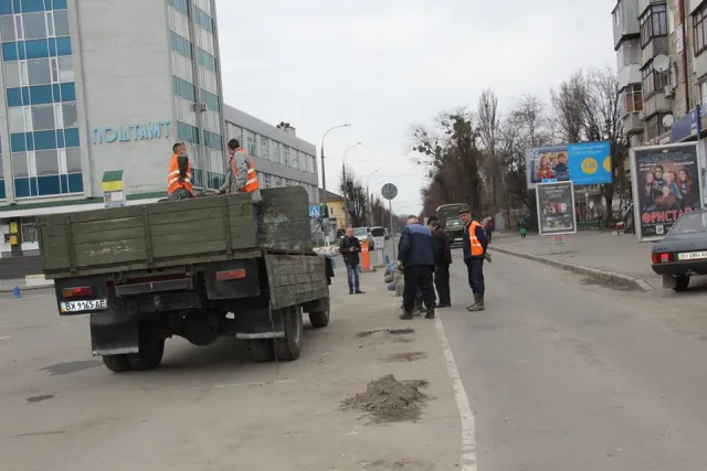Міська рада все ж виграла суд проти орендаря, який облаштував автостоянку на привокзальній площі. Сьогодні демонтували огорожі платної стоянки — фото 5