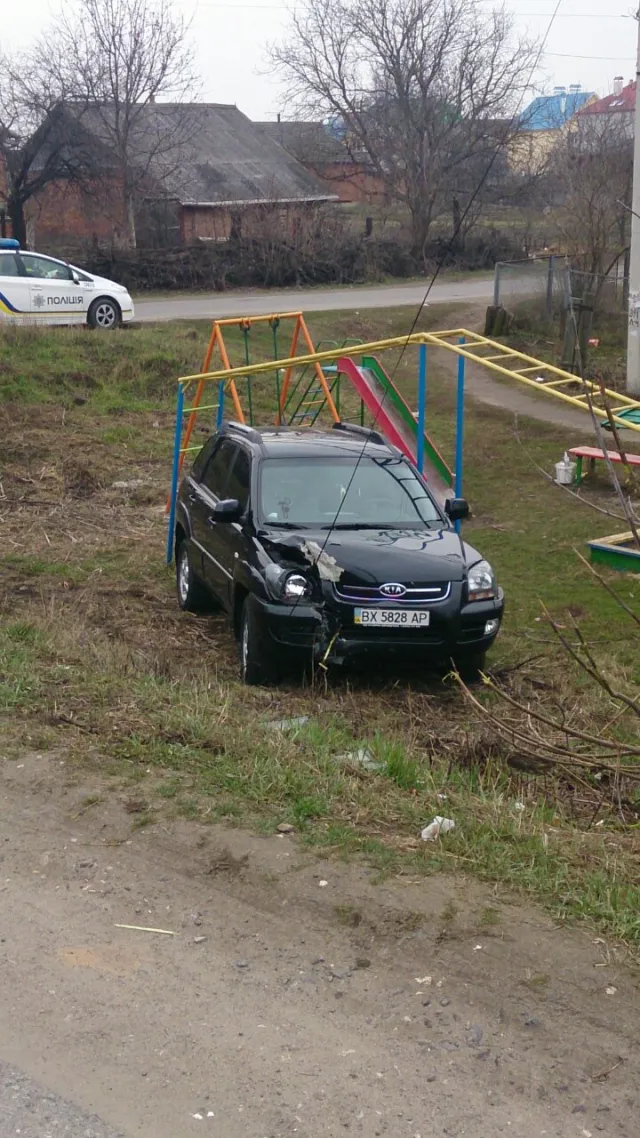 У Хмельницькому п'яна жінка-водій вчинила аварію, а її чоловік «АТОшник» хотів все «порішати» — фото 1