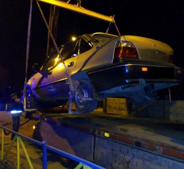 П'яний хмельницький водій не впорався з керуванням та посеред вулиці в'їхав у металеву огорожу — фото 1