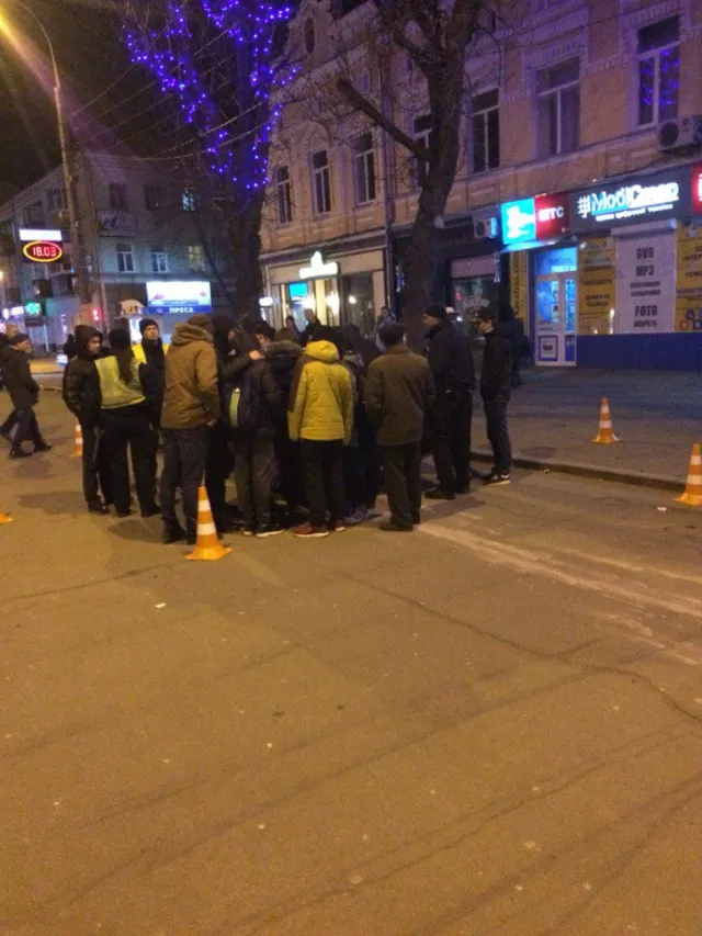 У Хмельницькому п’яний підполковник МВС виїхав на пішохідну частину та врізався в клумбу. Пізніше водій вибачився перед патрульними — фото 2
