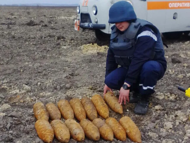 Піротехніки знищили 14 артснарядів, які напередодні випадково знайшов подолянин — фото 1