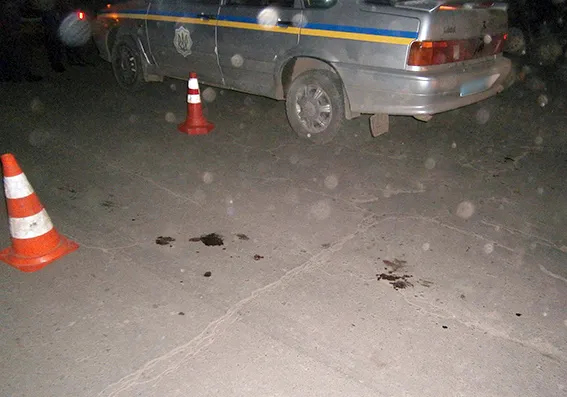 У Славуті троє чоловіків напали на поліцейських - правоохоронці у відповідь застосували зброю. З'явилось відео з місця події — фото 1