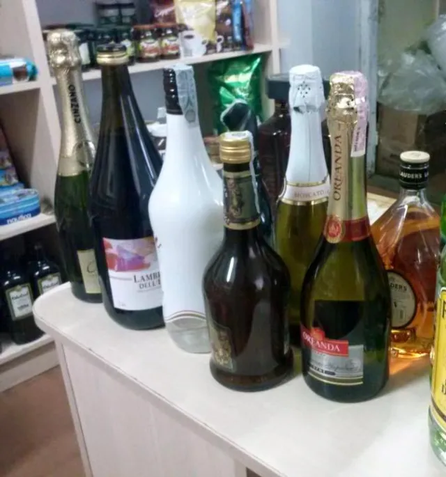 Правоохоронці вилучили 159 пляшок алкоголю, які продавались без ліцензії — фото 2