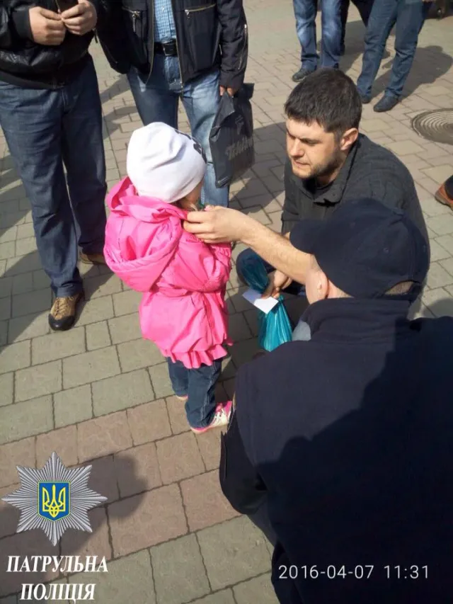 Поліція допомогла маленькій дівчинці знайти маму — фото 1