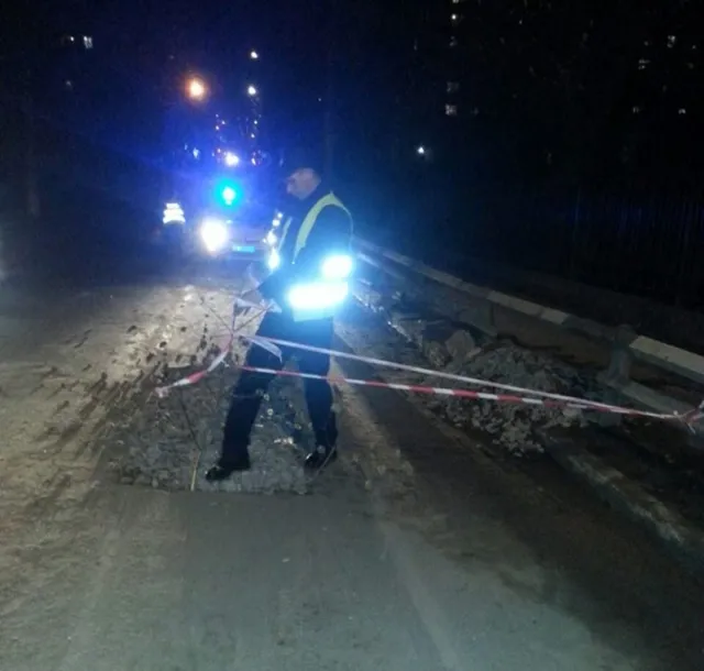 Велика вибоїна на Інститутській перешкоджала руху автомобілів, черещо довелося залучати поліцейських — фото 1