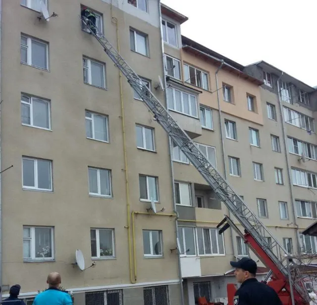 У Хмельницькому рятували маленьку дівчинку, яка сама залишилась у квартирі — фото 1