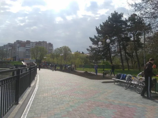 Декілька сотень активних хмельничан зібралися на загальноміський суботник — фото 3