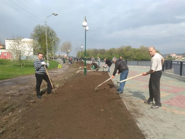Декілька сотень активних хмельничан зібралися на загальноміський суботник — фото 5