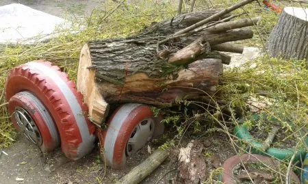 У Хмельницькому комунальники так зрізали живе дерево, що воно завалило дитячий майданчик — фото 1