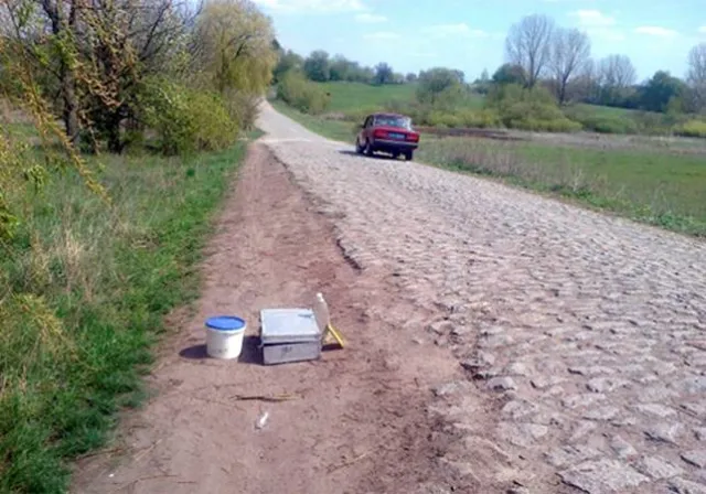 В Шепетовском районе двое парней напали с молотком на почтальона и отобрали у нее 12 тысяч гривен — фото 1