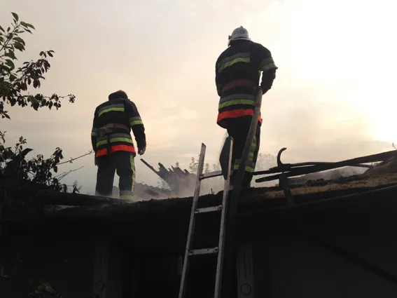 В Ярмолинецькому районі від удару блискавки загорівся будинок — фото 1
