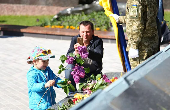 Хмельничани вшанували ветеранів війни квітами — фото 4