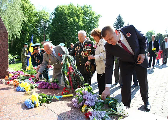 Хмельничани вшанували ветеранів війни квітами — фото 5