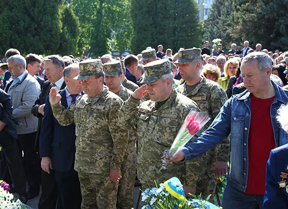 Хмельничани вшанували ветеранів війни квітами — фото 6