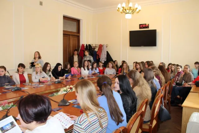 У Хмельницькому пройшло засідання дискусійного клубу “Євроінтеграція: виклики та перспективи для України” — фото 1