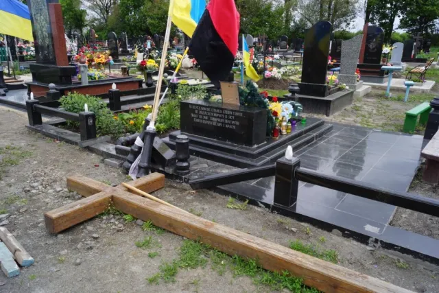 Нічого святого! Зруйнували пам'ятник Героя Небесної сотні — фото 1