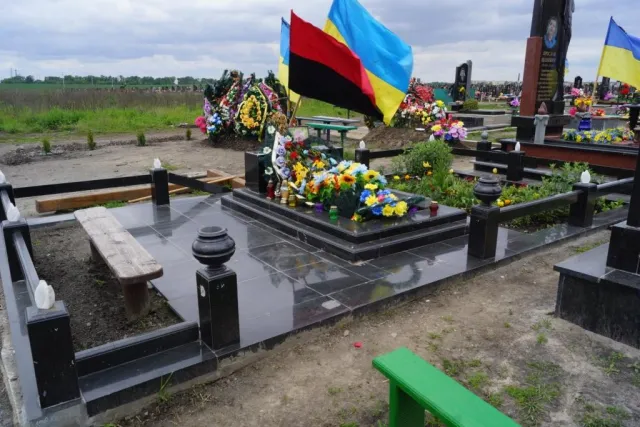 Нічого святого! Зруйнували пам'ятник Героя Небесної сотні — фото 4