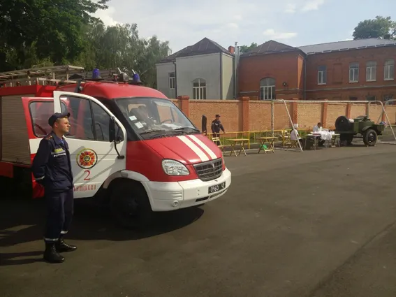 Під час благодійного концерту рятувальники пригощали хмельничан кашею — фото 4