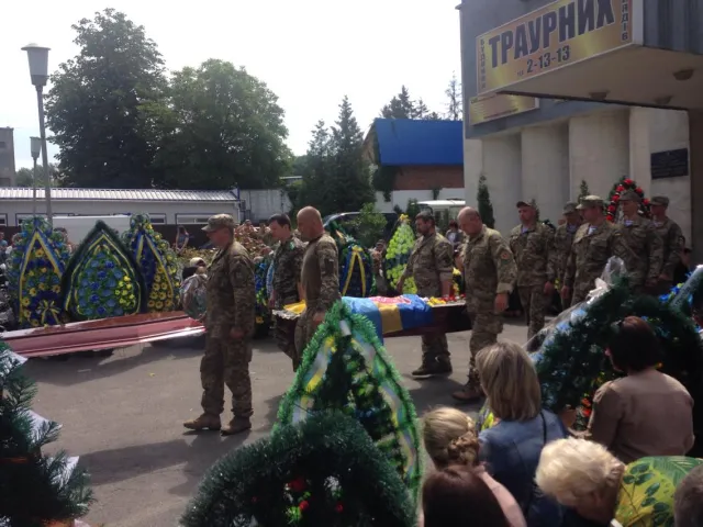 У Хмельницькому попрощалися із загиблим військовим Андрієм Жуком, комбатом з позивним «Мауглі» — фото 8