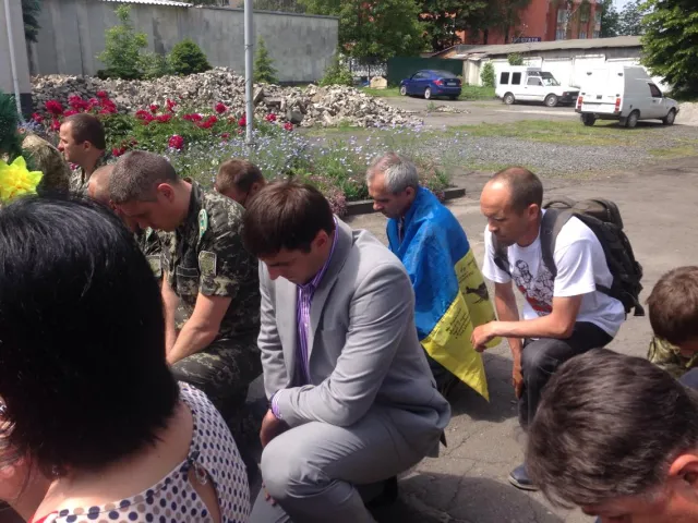 У Хмельницькому попрощалися із загиблим військовим Андрієм Жуком, комбатом з позивним «Мауглі» — фото 9