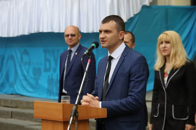 У місті нагородили випускників шкіл золотими та срібними медалями — фото 1