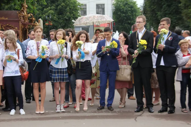 У місті нагородили випускників шкіл золотими та срібними медалями — фото 2